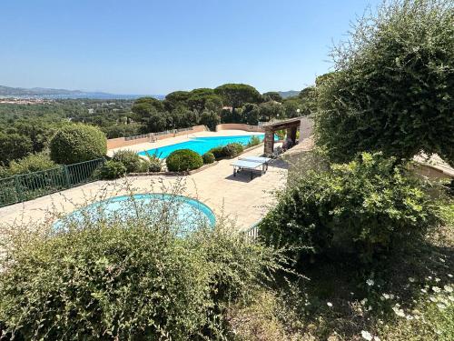 une image d'une piscine dans une maison dans l'établissement mazet proche de st Tropez, à Cogolin