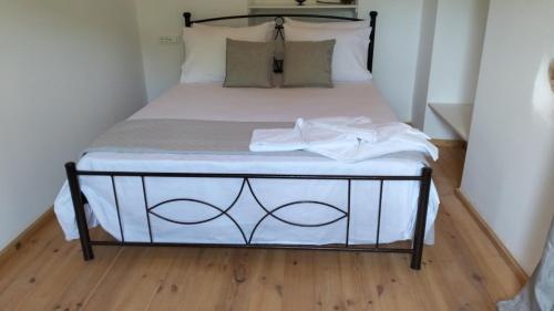 Postel nebo postele na pokoji v ubytování Vikou House - Nestled in One of Zakynthos Oldest Villages A Tranquil Retreat Close to Renowned Beaches Offering Authentic Zakynthian Hospitality By Villa Mana Gers