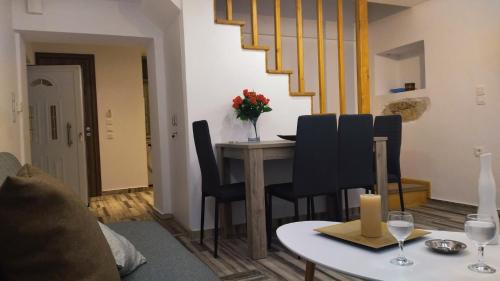 Χώρος καθιστικού στο Vikou House - Nestled in One of Zakynthos Oldest Villages A Tranquil Retreat Close to Renowned Beaches Offering Authentic Zakynthian Hospitality By Villa Mana Gers