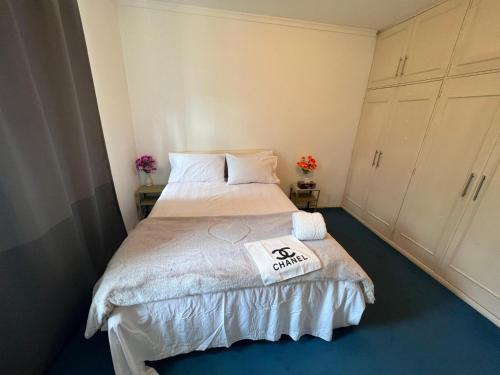 倫敦的住宿－2 large bedroom apartment in central London，一间卧室配有一张床和被子