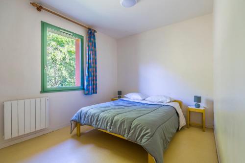 1 dormitorio con cama y ventana en Gîtes De La Barbotine, en Le Fuilet