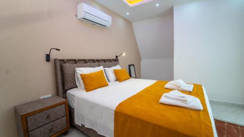 sypialnia z dużym łóżkiem z ręcznikami w obiekcie VİLLA ADA w Kaş