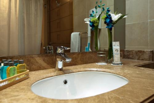 Ein Badezimmer in der Unterkunft Marina Byblos Hotel
