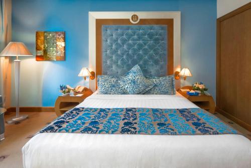 Ein Bett oder Betten in einem Zimmer der Unterkunft Marina Byblos Hotel