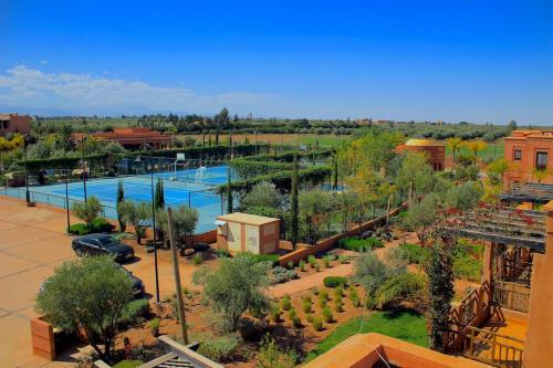 an overhead view of a pool at a resort at Appartement avec vue sur l'Atlas et piscine in Marrakech