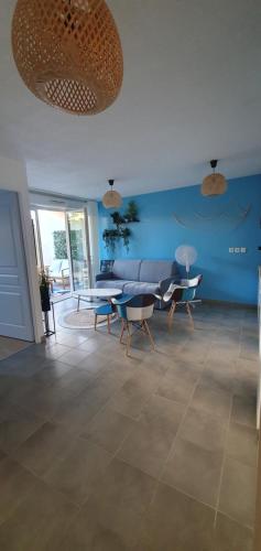 un salon avec un canapé, une table et des chaises dans l'établissement Appartement Centre de La Teste, à La Teste-de-Buch