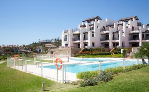 een zwembad voor een groot gebouw bij LUXURY Casares del Mar DBJ11 in Casares