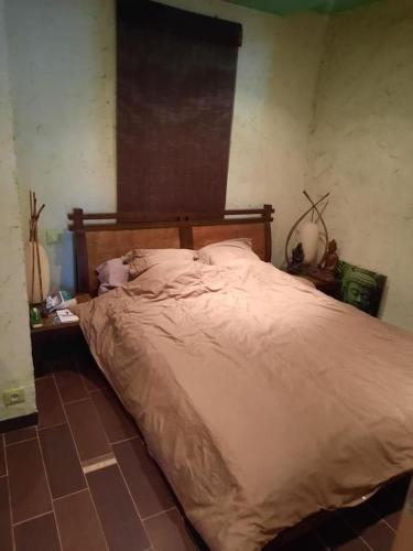 une chambre avec un grand lit avec des draps blancs dans l'établissement Collioure appartement hyper centre, à Collioure