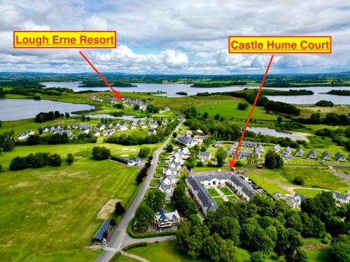 eine Luftansicht einer Stadt mit See und Häusern in der Unterkunft Escape Ordinary at Castle Hume in Enniskillen