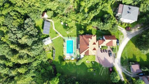 an overhead view of a house with a solar panel at Podelniska in Porąbka