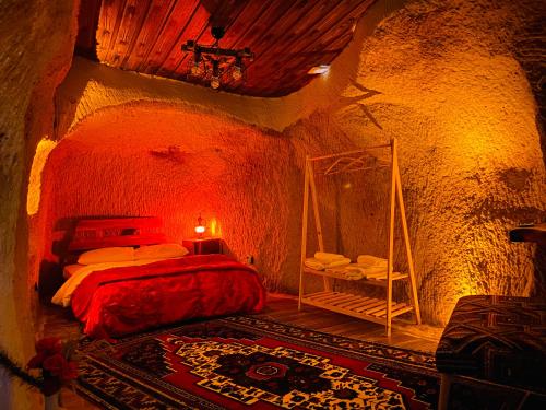 1 dormitorio con 1 cama en una cueva de piedra en Kale House Nar, en Nevşehir