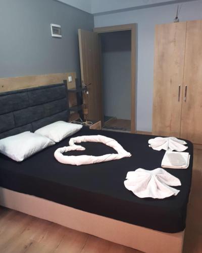 uma cama com toalhas brancas em cima em esas pansiyon em Gemlik