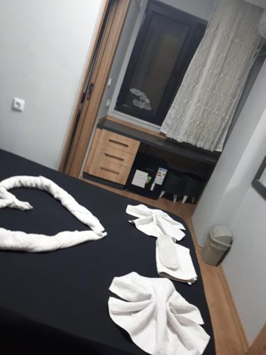 um grupo de toalhas brancas sentadas numa cama em esas pansiyon em Gemlik