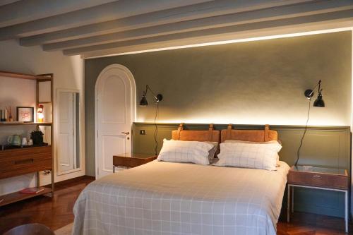 una camera da letto con un grande letto con una coperta bianca di Casa Giotto a Padova