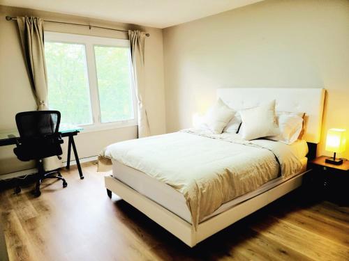 Una cama o camas en una habitación de Unique Spacious House Close to 401/Downtown