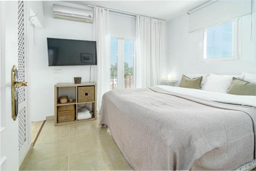 Кровать или кровати в номере EN37- Spacious, cozy townhouse, Marbella