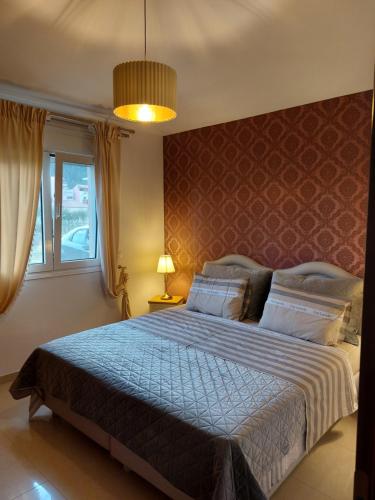 - une chambre avec un grand lit et une couette bleue dans l'établissement Μονοκατοικία, à Naupacte