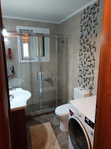 La salle de bains est pourvue d'une douche, de toilettes et d'un lavabo. dans l'établissement Μονοκατοικία, à Naupacte
