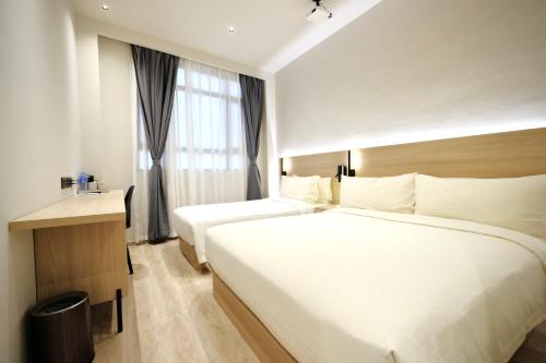 Cama o camas de una habitación en Rest Bugis Hotel