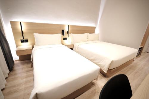 Cama o camas de una habitación en Rest Bugis Hotel