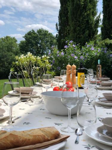 einen Tisch mit Weingläsern und eine Schüssel Essen in der Unterkunft Landhuis, oneindig uitzicht, 30ha land, privé zwembad in Auradou