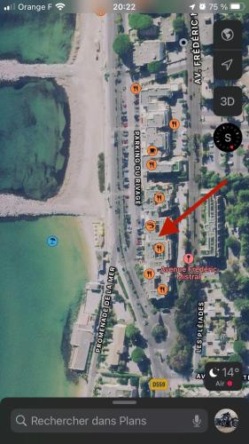een kaart van een strand met een rode pijl bij Studio bord de mer Cavalaire in Cavalaire-sur-Mer