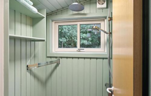 eine Dusche im Bad mit Fenster in der Unterkunft Stunning Home In Frevejle With Wifi in Fårevejle