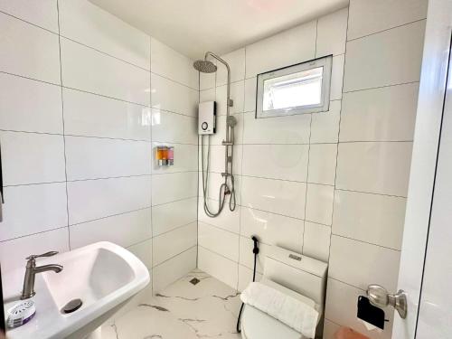 a bathroom with a shower and a sink and a toilet at Circle de Montana Khaoyai - เซอร์เคิล ดิ มอนทาน่า เขาใหญ่ in Ban Rai
