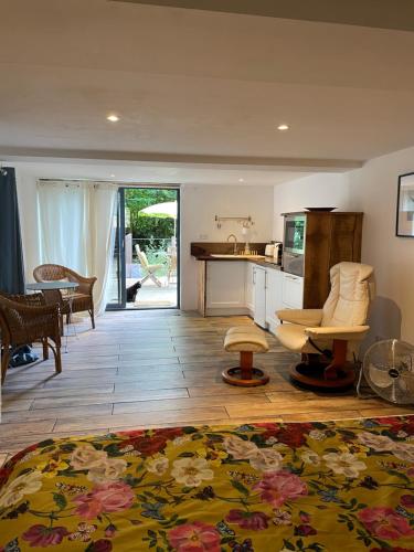 a living room with a table and a kitchen at Le Relais des galets in Domme