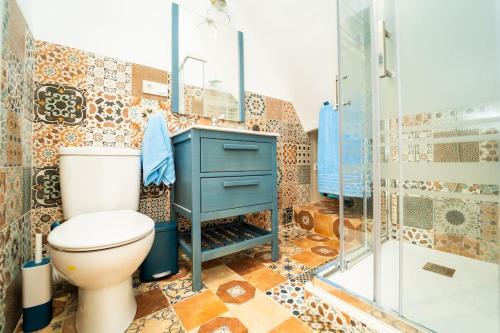 een badkamer met een toilet, een wastafel en een douche bij Alhambra Dreams 1958 in Villajoyosa