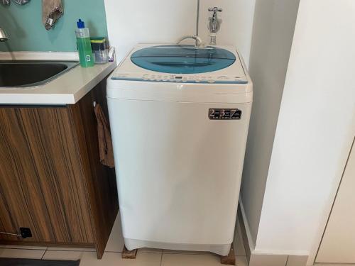 uma máquina de lavar e secar roupa numa cozinha com lavatório em Mansion One Seaview 2Bedroom 2Bathroom Georgetown Gleneagles Penang By AmrayHomes em George Town