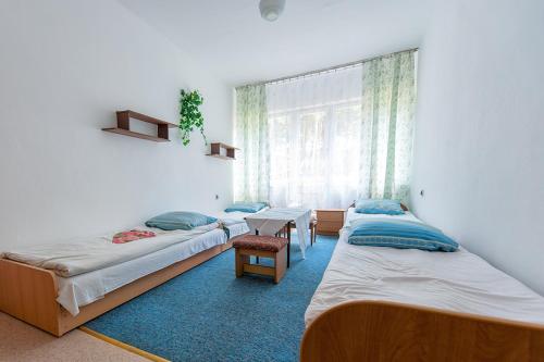 a room with two beds and a window at OKW Bursztyn Międzywodzie in Międzywodzie