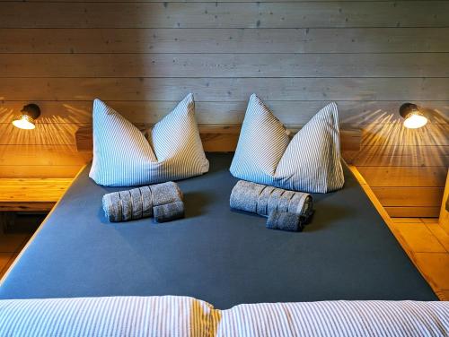 łóżko z dwoma białymi poduszkami na górze w obiekcie Ferienwohnung Blütenzauber in Idyllischer Lage Nähe Bodensee w mieście Hilzingen