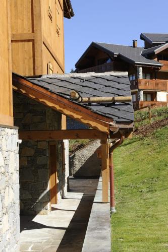 un toit en bois au-dessus d'un bâtiment dans l'établissement CGH Résidences & Spas l'Orée des Neiges, à Landry