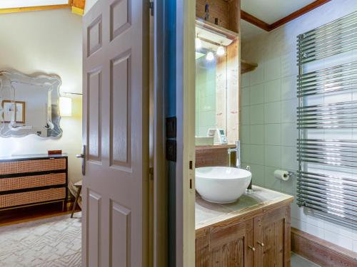 Appartement élégant avec cheminée et balcon, aux pieds des pistes et au cœur de Val-d'Isère