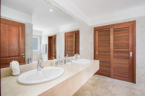Koupelna v ubytování Stunning 3-Bedroom Villa with Pool, Jacuzzi and Maid near Bavaro Beach