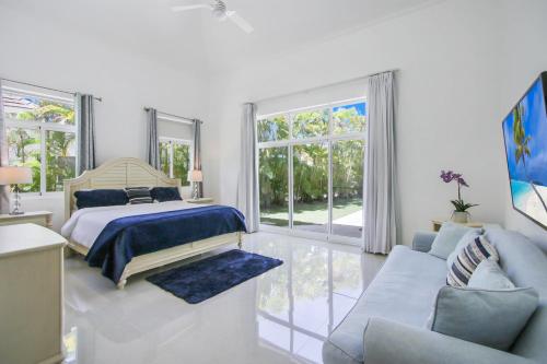 Postel nebo postele na pokoji v ubytování Stunning 3-Bedroom Villa with Pool, Jacuzzi and Maid near Bavaro Beach