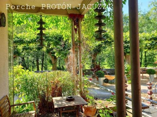 einen Garten mit einer Pergola mit einem Tisch und einem Brunnen in der Unterkunft zentral club apartamento protón-jacuzzi in Belmonte de Miranda
