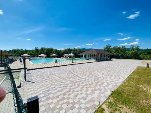 uma piscina num resort com pessoas e guarda-sóis em Sunny apartment в ЖК Сонячний Квартал em Golubinoye
