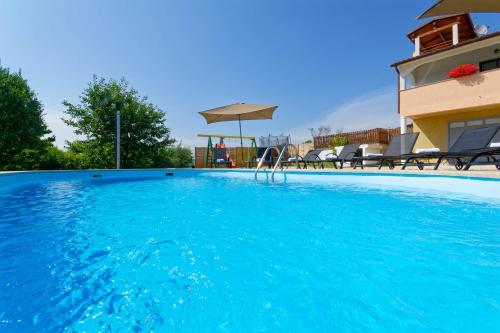 Bazén v ubytování Holiday Home Brajdice by Rent Istria nebo v jeho okolí