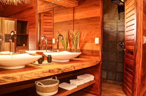 a bathroom with two sinks and two mirrors at Kabana Hotel in Prea