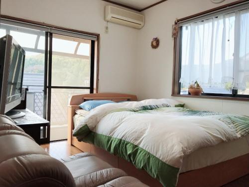 Tempat tidur dalam kamar di friendly 民宿