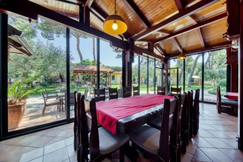 Mediterranean Village San Antonio في بيوغراد نا مورو: غرفة طعام مع طاولة حمراء وكراسي