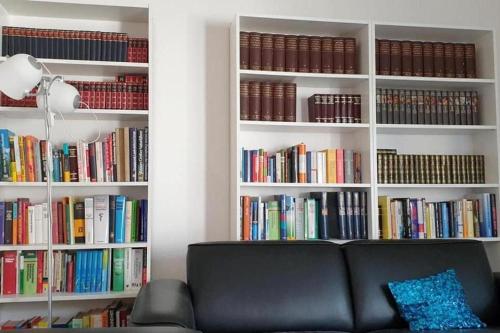 a living room with a book shelf filled with books at Ferienwohnung Moselsteig in Kesten