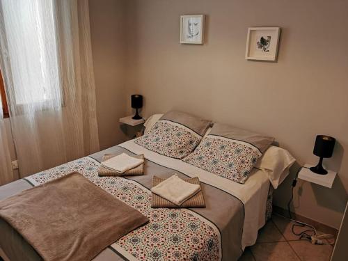 シャトールナールにあるVilla au calme avec piscine chaufféeのベッドルーム1室(枕付きのベッド2台付)
