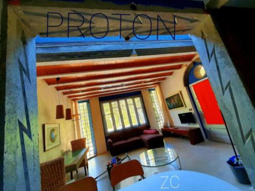 ein Wohnzimmer mit einem Sofa und einem Tisch in der Unterkunft zentral club apartamento protón-jacuzzi in Belmonte de Miranda