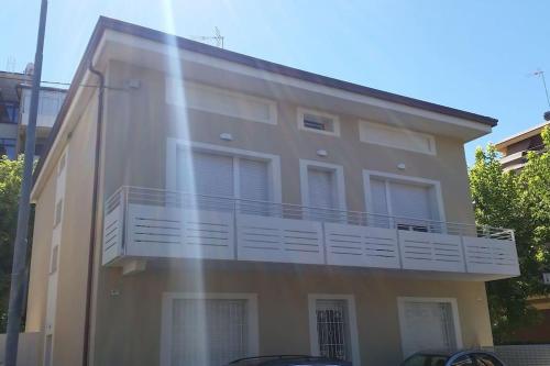 - un bâtiment avec un balcon sur le côté dans l'établissement Appartamento in villetta a 2 passi dal mare e dal centro, à Pesaro