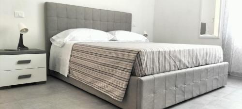 1 dormitorio con 1 cama grande y cabecero grande en Home, en Riomaggiore