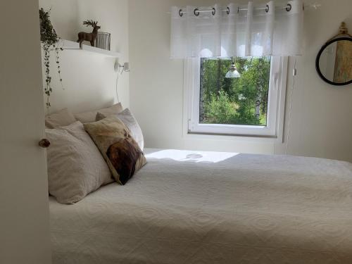sypialnia z łóżkiem i oknem w obiekcie Sjösikten w mieście Ätran