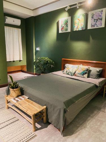 1 dormitorio con 1 cama grande y paredes verdes en Coc.Coc Home en Hue